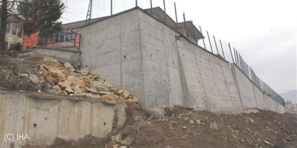 Okul bahçesi çöktü