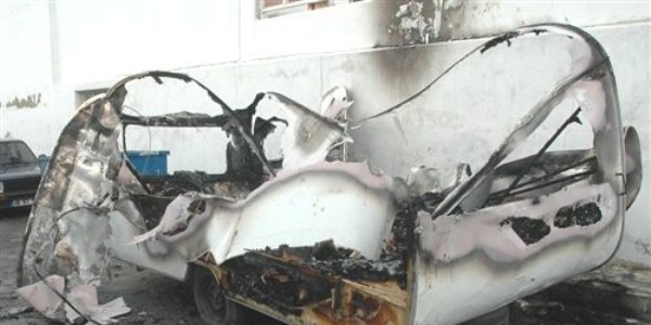 Evsiz vatandaşı dövüp, yaşadığı aracı yaktılar