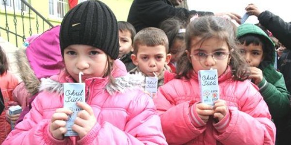 Aydın'da okullarda süt dağıtımı başladı