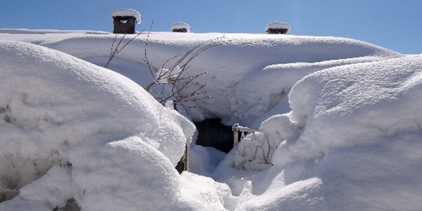 Bitlis'te yine kar yağdı, tek katlı evler kara gömüldü
