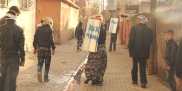Kalkanlı ve etekli eylemciler