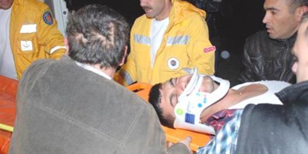 Tonlarca buğday karayoluna döküldü