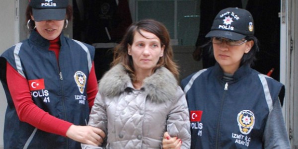 Makyaj makasıyla polisi yaralayan Rus kadın sınır dışı edildi
