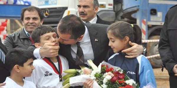 Bakan Kılıç'ın makam otomobili yolda bozuldu