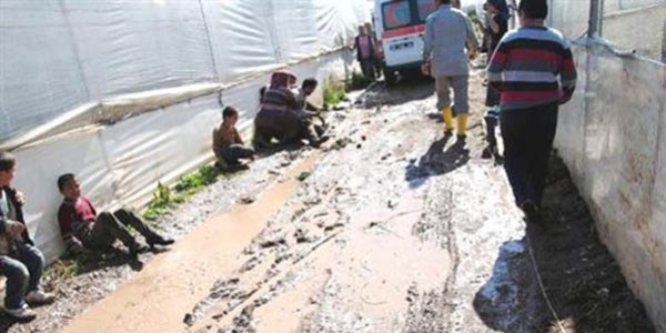 Tankerin şaftına elbisesi takılan çocuk can verdi