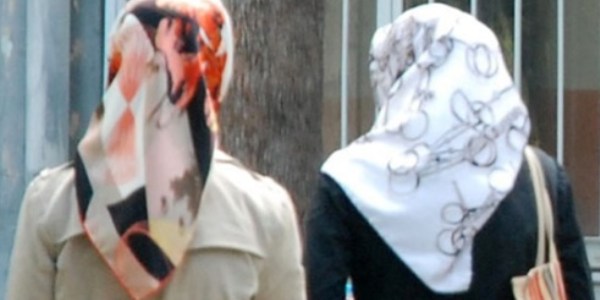 Kamuda başörtüsü serbest olacak