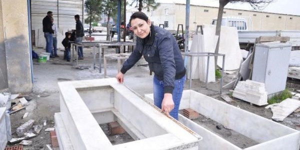 Kadın mermer ustası, görenleri şaşırtıyor