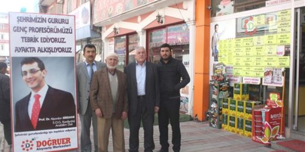 Profesör oldu, esnaf pankart hazırladı