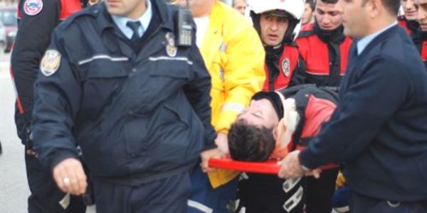 Göreve giden yunus ekibi kaza yaptı: 2 polis yaralandı