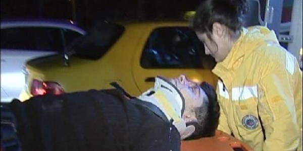 Virajı alamayan otomobil çarptığı duvarın üstünde kaldı