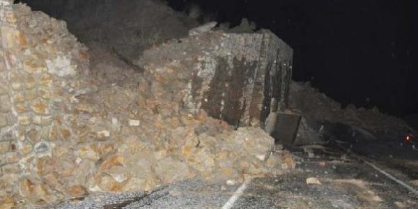 İncirliova'da heyelan yol kapattı
