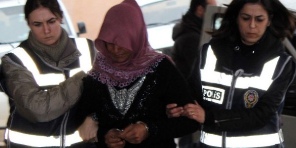 Temizlik için gittikleri evlerde hırsızlık yaptılar