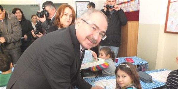 Vali Yaman öğrencilere okul sütü dağıttı