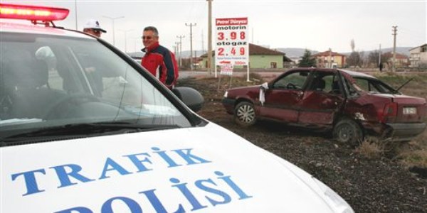 Ehliyetsiz sürücü yaralandı