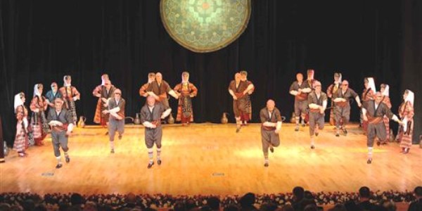 Devlet Halk Dansları Topluluğu'ndan muhteşem gösteri