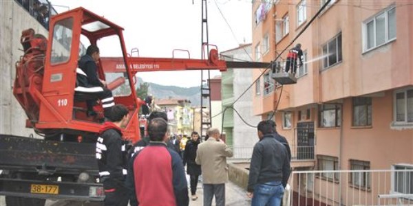 Apartmandaki yangın paniğe yol açtı