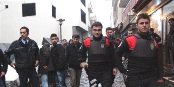 Kimlik soran polise ateş açtılar