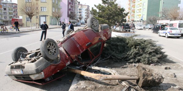 Nikahına yetişmeye çalışan damat otomobiliyle takla attı