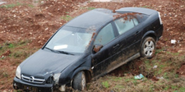 Belediye makam aracı tarlaya uçtu: 2 yaralı