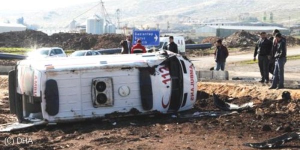 Şanlıurfa'da ambulans devrildi: 2 yaralı