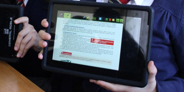 Öğrencilere tablet dağıtımı sürüyor
