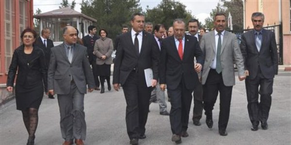 Gaziantep'teki öğrenciler tablet bilgisayarlarına kavuştu