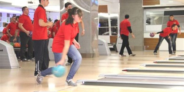 İzmir Emniyeti, bowling oynayarak stres attı