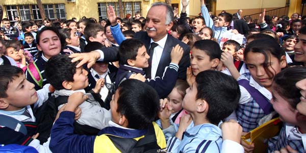 Bayraklı Belediyesi'nden okullara destek