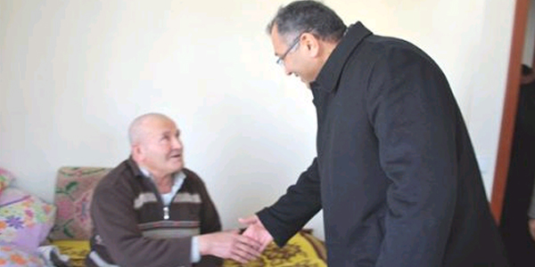 Vali Çiftçi, depremzedeyi yeni yapılan evinde ziyaret etti
