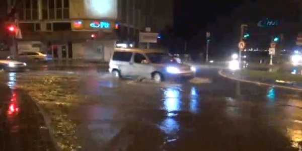 İzmir'de sağnak yağış hayatı olumsuz etkiledi