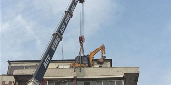 Dozer yıkıma altıncı kattan başladı