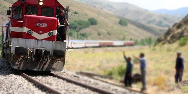 Sınırda yük trenine bombalı saldırı