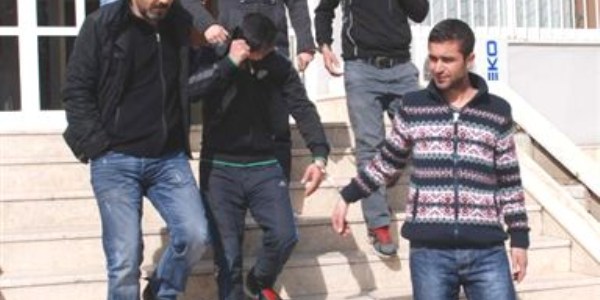 Polise taşlı saldırıya 4 tutuklama