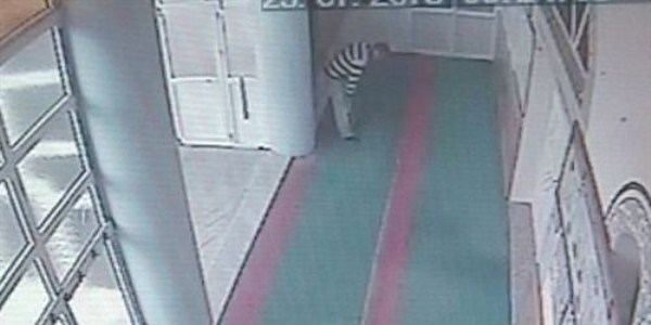 Önce namaz kıldı sonra imamın leptobunu çaldı