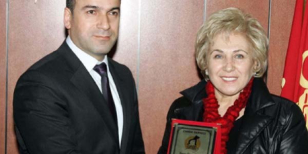 Köpeği kurtaran itfaiyecilere plaket verildi