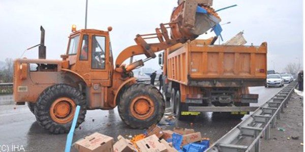 İzmit'te portakal yüklü Tır devrildi