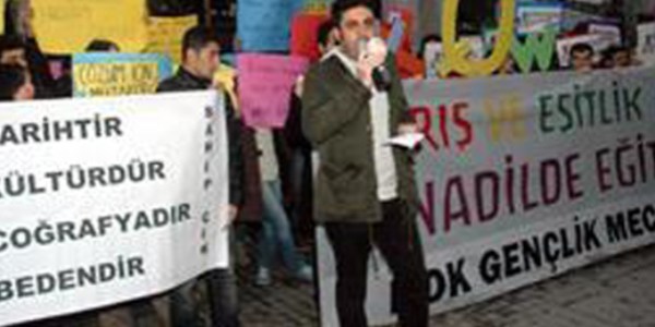 Galatasaray Lisesi önünde Kürtçe ders yapıldı