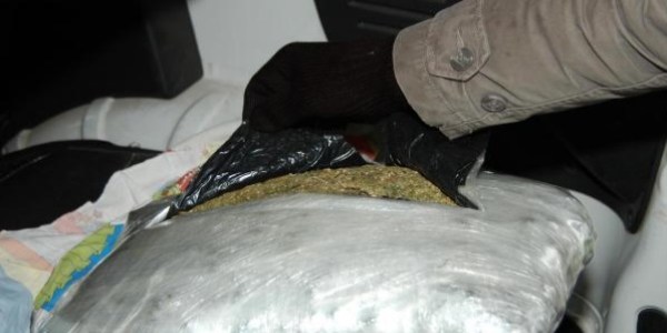 Yastık içinde esrar sevkiyatı polise takıldı