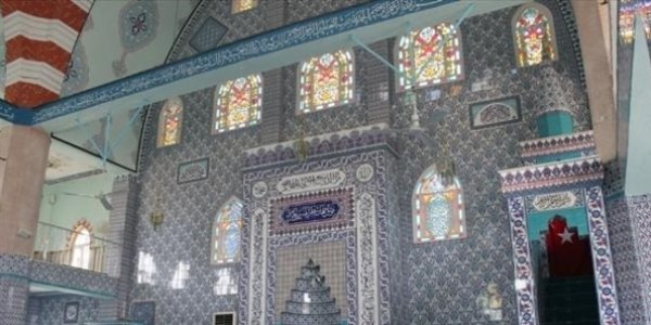 Hayırsever vatandaş caminin duvarlarını Kütahya çinisi ile kaplattı