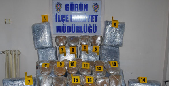 Almanya plakalı otomobilden 180 kilo esrar çıktı