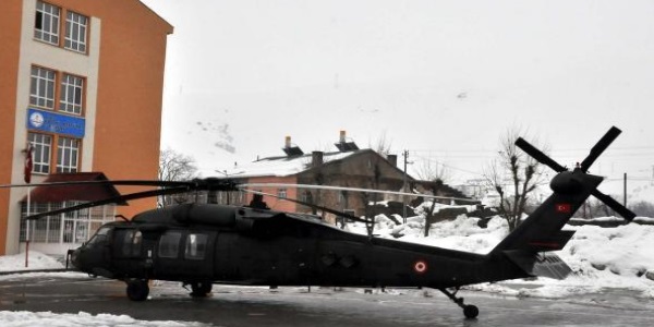 Askeri helikopter zorunlu ini yapt!