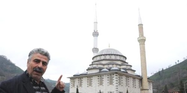 Bu caminin minarelerinin biri kısa biri uzun