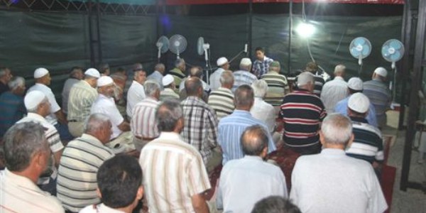 Altınova'da halk çadır yerine, camide ibadet için yardım kampanyası başlattı