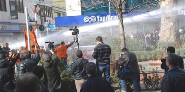 İzinsiz gösteriye müdahale: 18 gözaltı