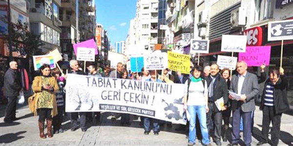 İzmir'de yasa tasarısı protestosu