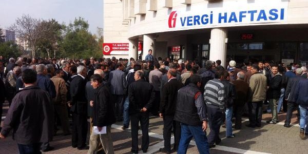Antalya'da 2B Eylemcileri, defterdarlık önünde olay çıkardı