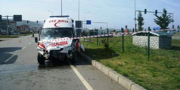 Ambulansla cenaze aracı çarpıştı: 4 yaralı