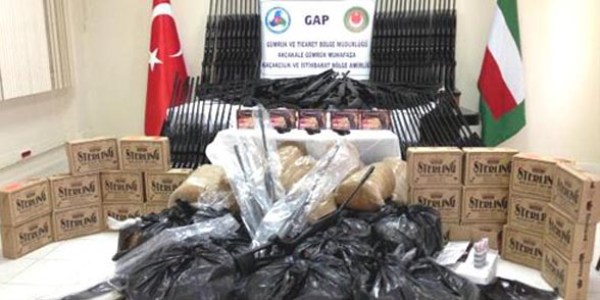 Suriye sınırında cephanelik gibi otomobiller