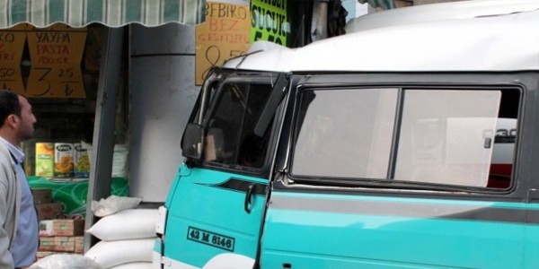 İşçi servisi ile minibüs çarpıştı: 5 yaralı
