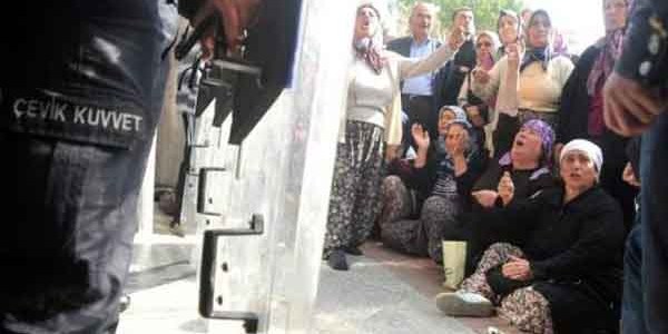 Antalyalı çiftçiler vergi dairesini bastı